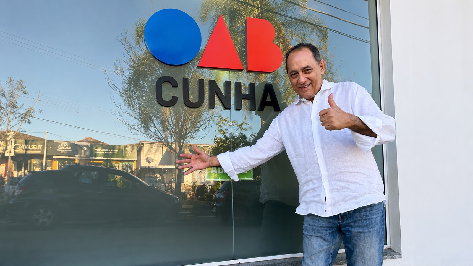 João Paulo Cunha em frente à sede da Cunha