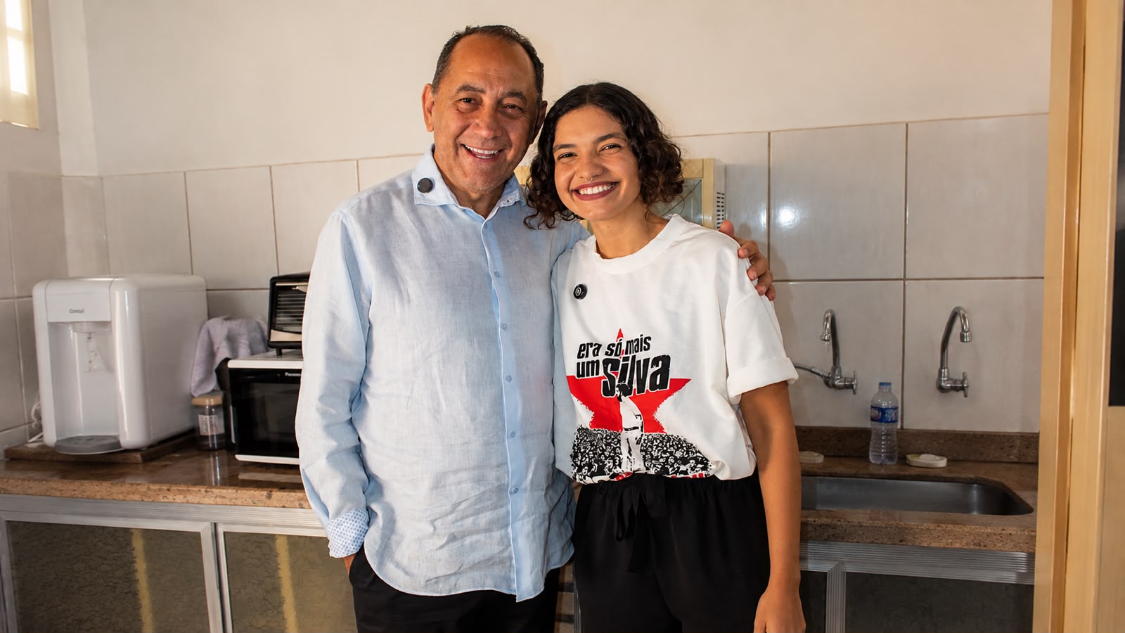 João Paulo e Duda Hidalgo aparecem sorrindo e lado a lado em uma área interna, durante encontro da agenda política.