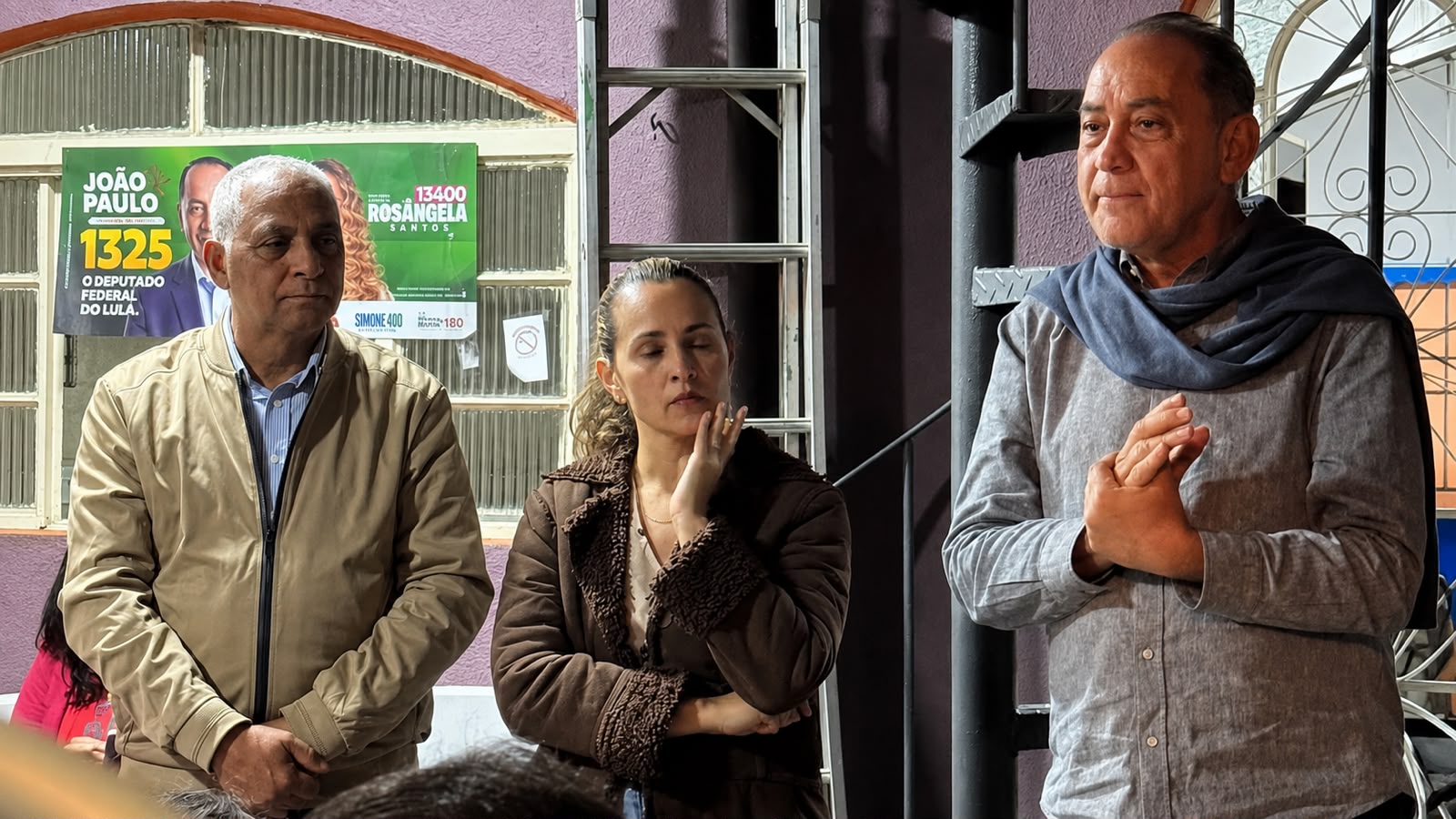 João Paulo e Rosângela Santos participam de uma atividade comunitária no bairro do Rochdale, em Osasco, ao lado de uma liderança local.