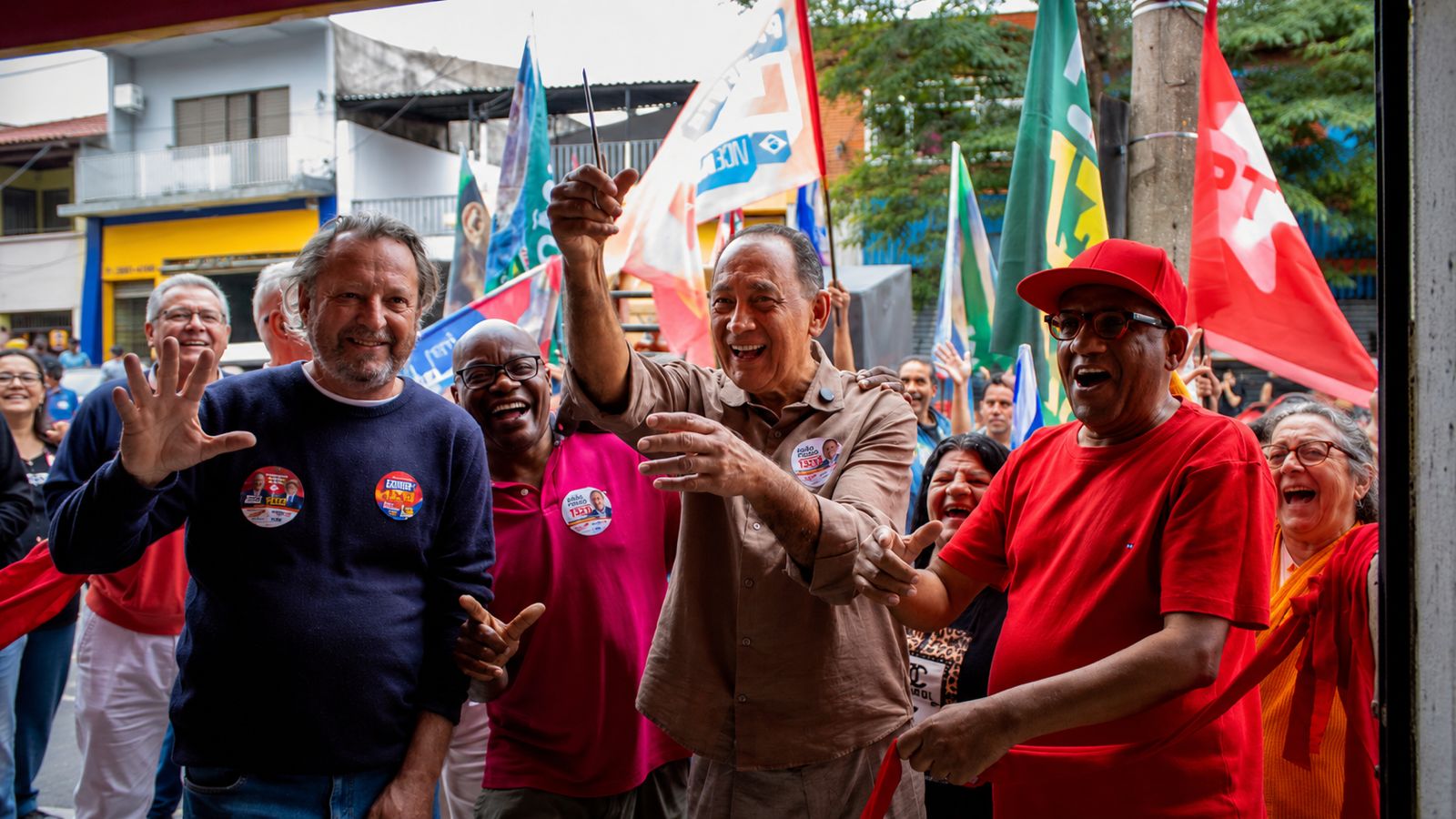 João Paulo corta a fita durante a inauguração do comitê do PT no Cipava.