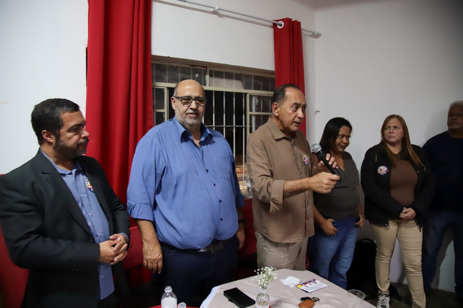 João Paulo fala ao microfone durante plenária com apoiadores e lideranças