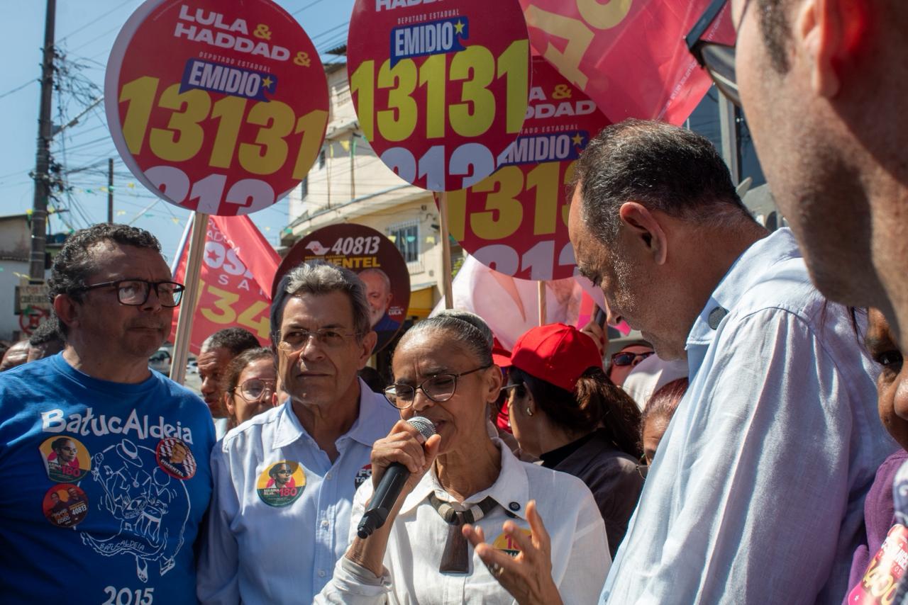 João Paulo, Marina Silva, Emidio e Josa participam de caminhada em Carapicuíba, ao lado de apoiadores e lideranças, em uma mobilização pelas ruas da cidade.