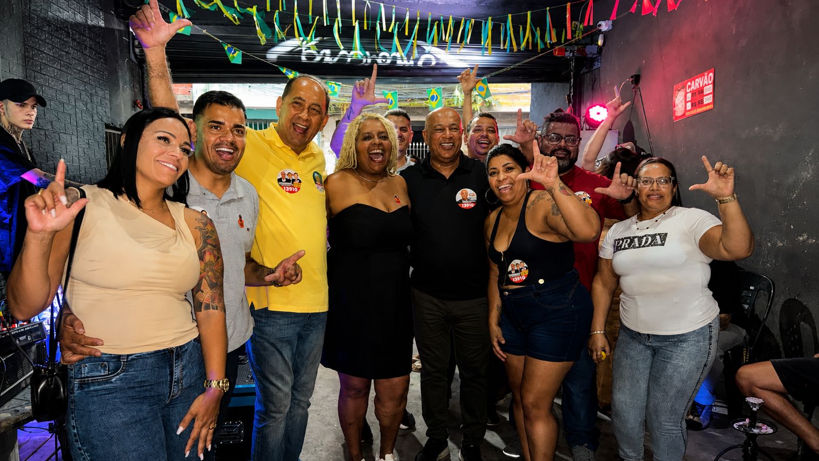 João Paulo ao lado de apoiadores durante agenda em Osasco João Paulo posa ao lado de apoiadores durante encontro realizado em Osasco.