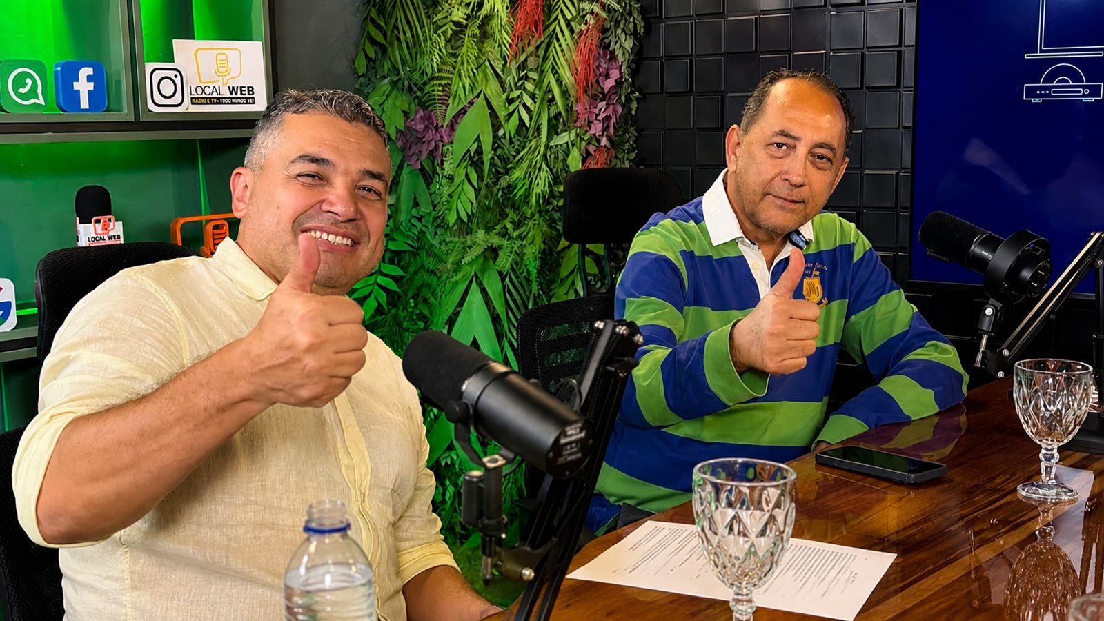 João Paulo Cunha e Rodrigo Valverde participam de gravação de podcast em estúdio.