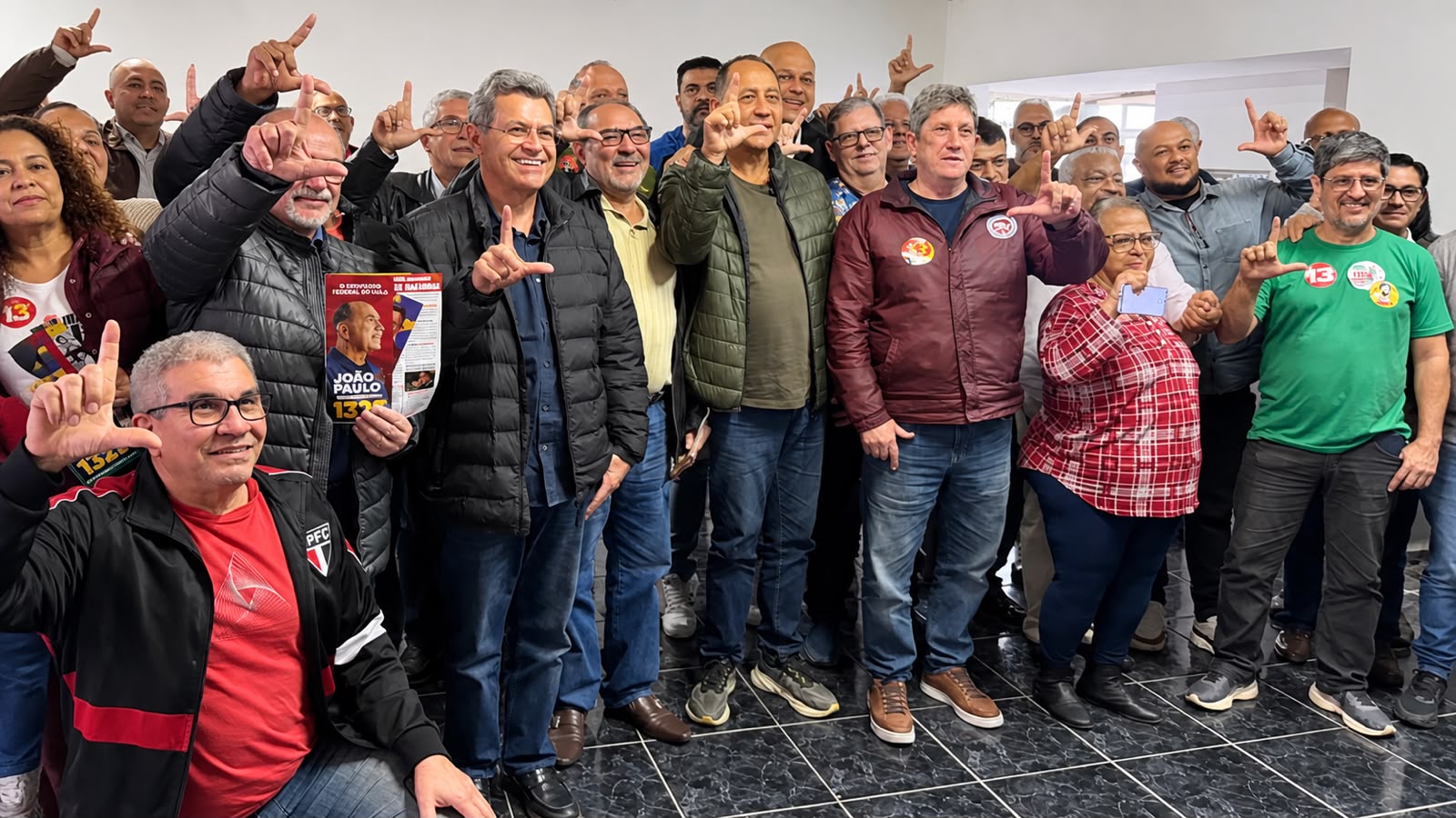 Reunião reúne apoiadores e lideranças em Osasco João Paulo Cunha participou de uma reunião em Osasco que reuniu lideranças, apoiadores e participantes da campanha. O encontro foi marcado por conversas sobre a agenda política e pela troca de ideias entre os presentes